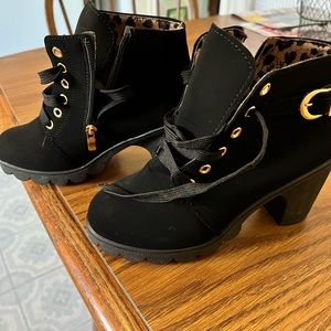 Woman’s size 5 boots